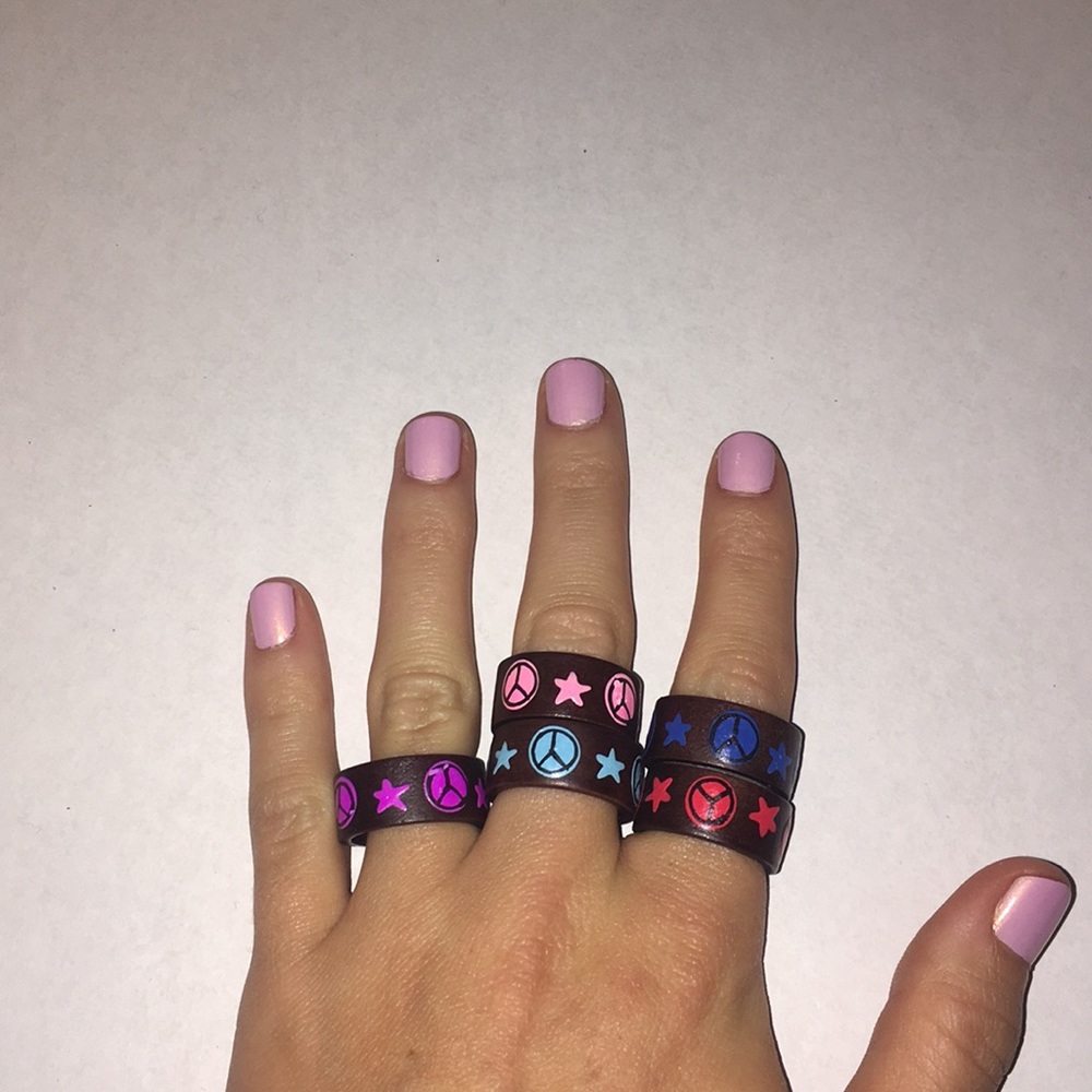Pack of 20 Wooden Peace and Star Rings